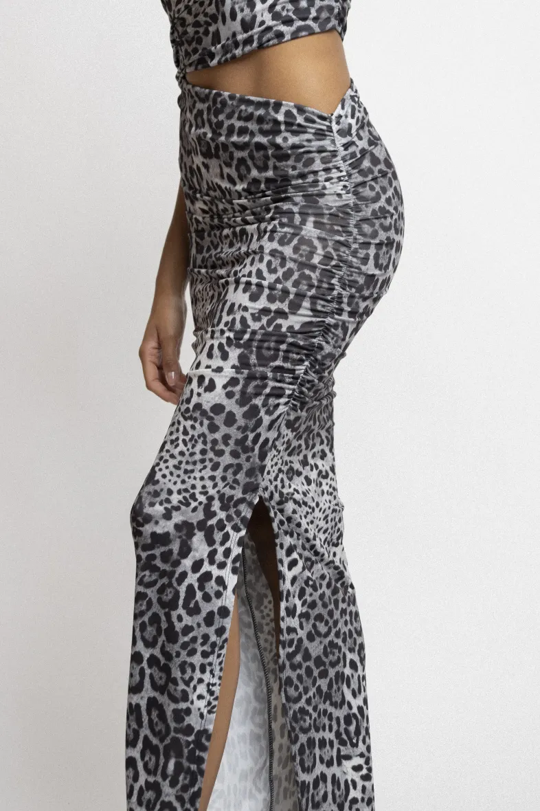 Langes Kleid mit Animal-Print und Ausschnitt